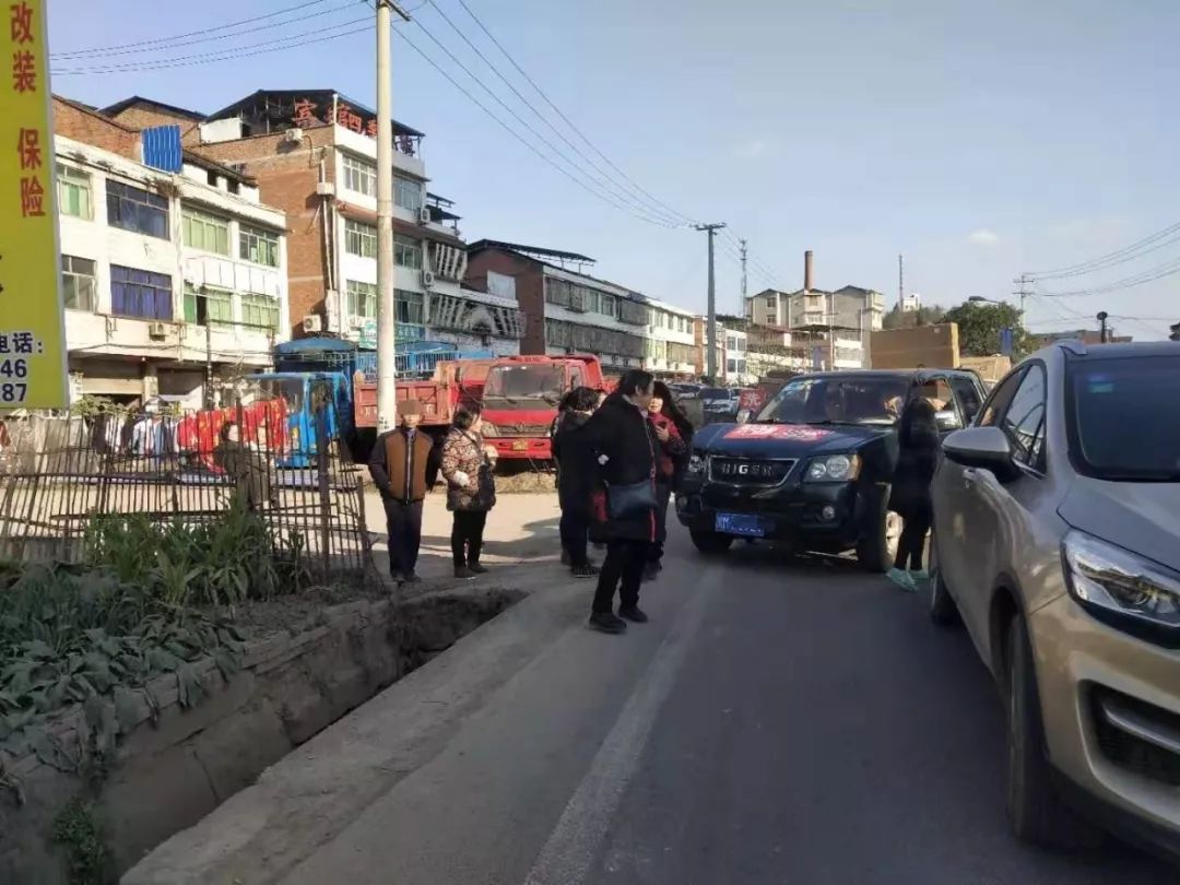 龙台319国道发生一起车祸，驾驶员的做法值得大家学习