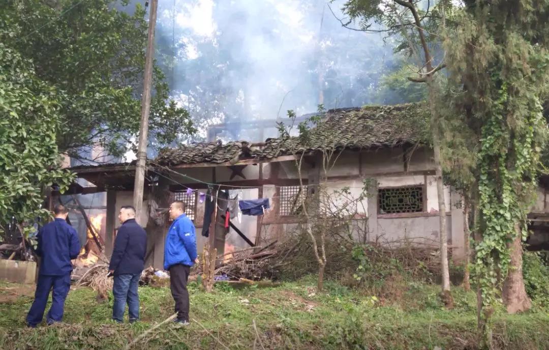 着急！安岳一农户家中着火，却没有能通过消防车的道路，四周无水源....