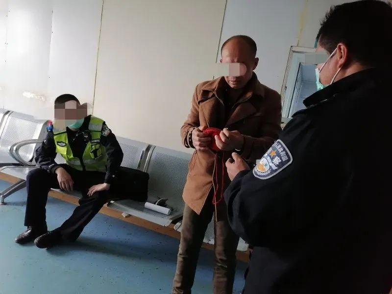 安岳一电瓶车被挂到拖行近300米！司机肇事逃逸，骑车人受伤严重入院抢救！