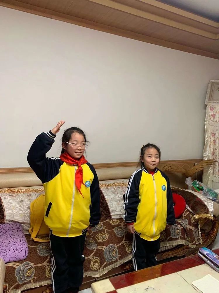 安岳岳阳镇小学三（二）班网上升旗仪式，在家也要有仪式感