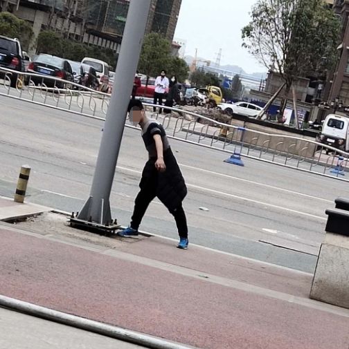 安岳柠都大道一男子不明原因手舞足蹈，头不停撞击电杆...