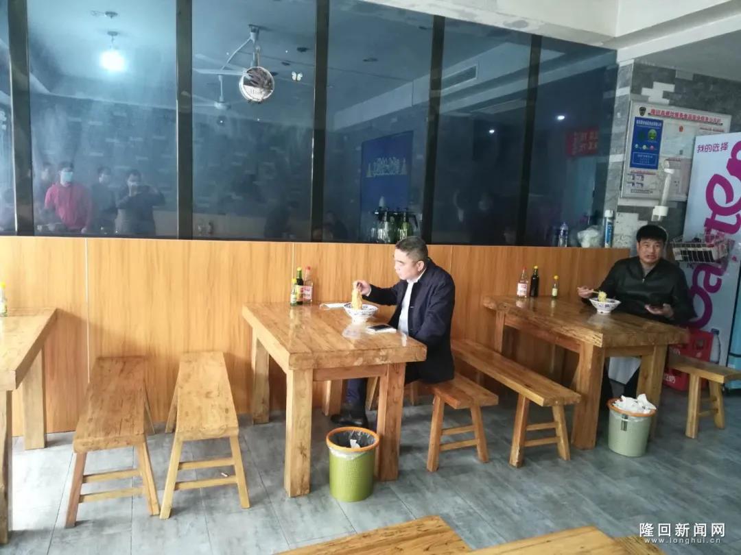隆回县委书记王永红早餐店吃早餐，隆回餐饮业有序复工营业！