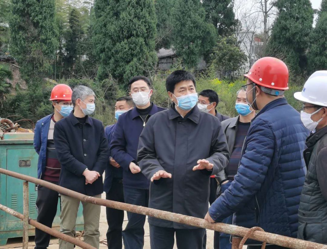 湖南省纪委书记傅奎来隆回了，并走访了贫困户