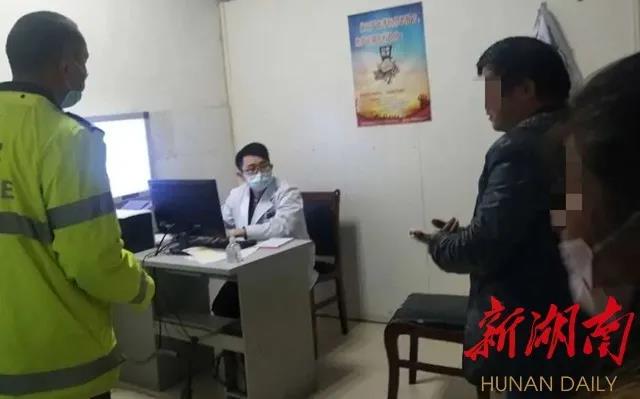 隆回一农民工兄弟被 搅拌机伤到手指，还好有...