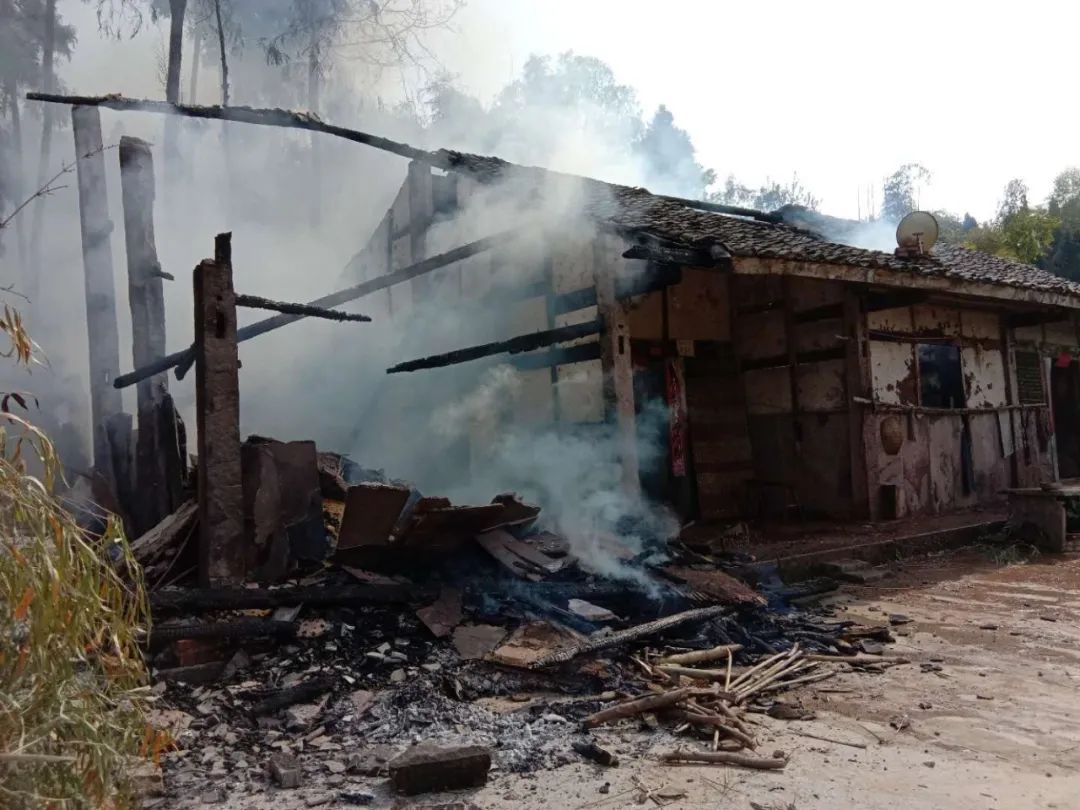 惨！安岳一老人烧竹子叶叶致使房屋被引燃当场身亡...