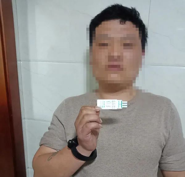 隆回两男子躲在一废弃的造纸厂内吸毒，被民警抓获！