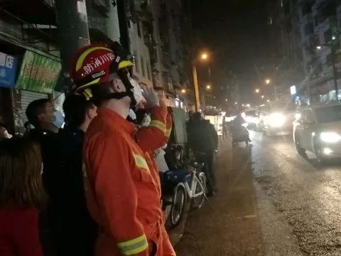 惊险！安岳一女子跳楼自杀！现场曝光......