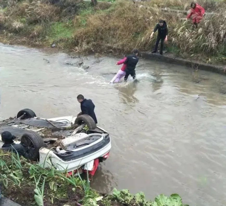 隆回滩头一小车失控翻入河中，空降兵跳河砸窗救出五人