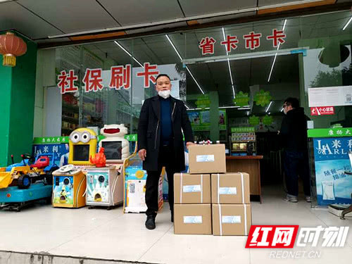 隆回商人伍先锋，千方百计采购了2万余元的口罩和消毒液支援家乡