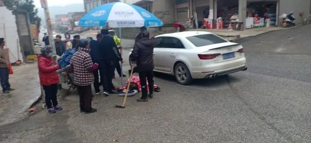 隆回这里小车与三轮车相撞，一老人当场撞昏倒地！