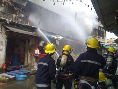 隆回一民房突发火灾， 救援中一人不幸受伤！