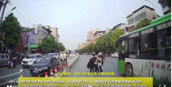 吓人！隆回一学生突然冲出，与电动车相撞...