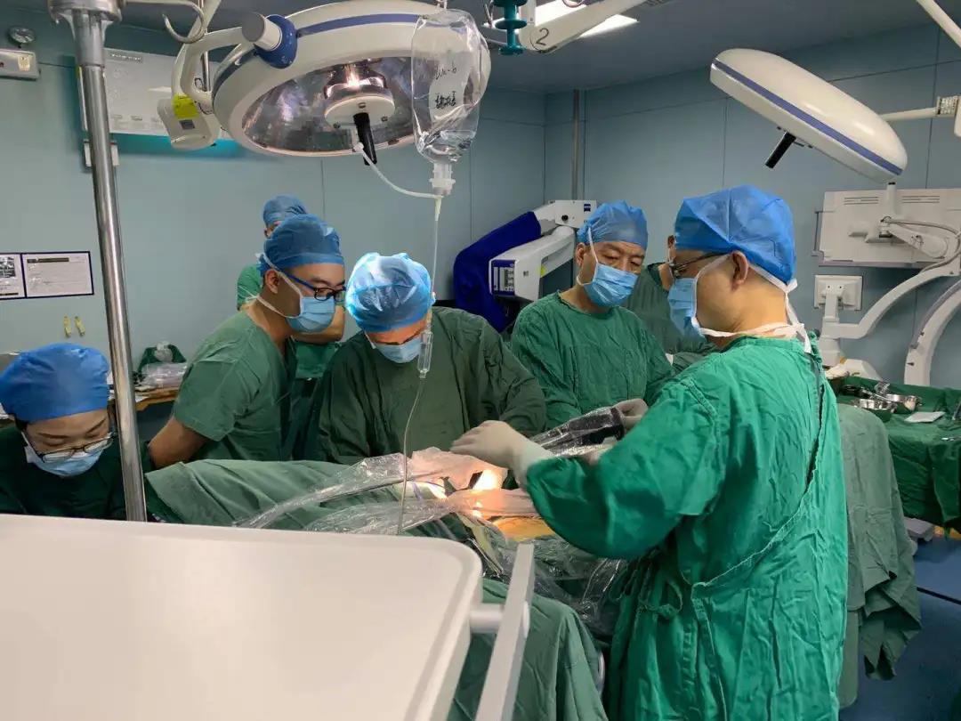 68岁建筑工人在隆回某工地，从4米高空坠落，致10根肋骨骨折