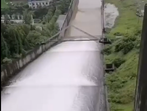 隆回六都寨水库开闸泄洪，场面壮观！