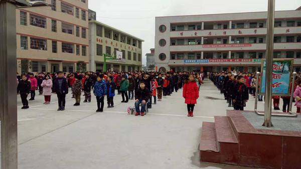 网友投诉隆回六都寨镇中心小学还不能提供中餐，校方给出回复！