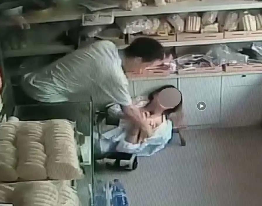 隆回一女子街上被陌生男子拉扯袭击，交警迅速救人