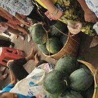 隆回县城街上一老人突然倒地，隆回组织部的“袁书记”帮其拨打了120还买了老人的西瓜