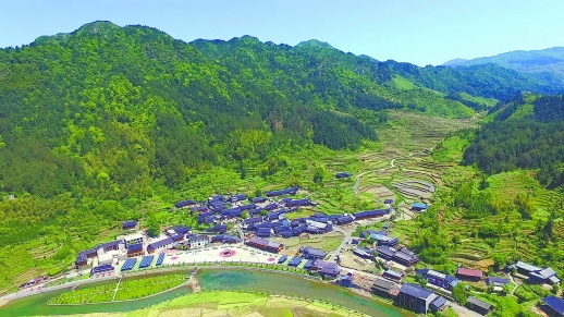洞口县宝瑶村：美景美食留游客 文化唱戏有看头