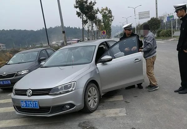 一假牌大众在隆回六都寨等地流动，终于被抓