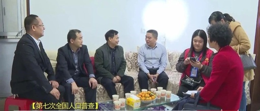 隆回县委书记王永红入户指导第七次人口普查登记工作 率先完成登记