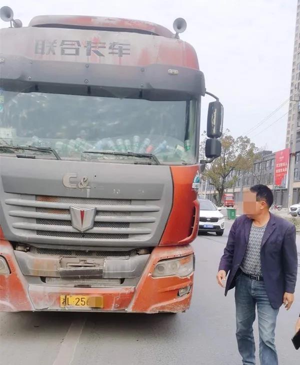 隆回交警查获一违法重型半挂牵引车，车内竟藏有3副假牌