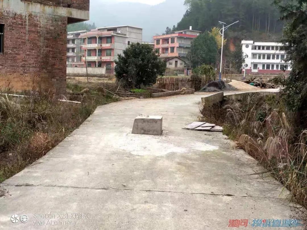 隆回县荷田乡长兴村居然有人这样堵住村道