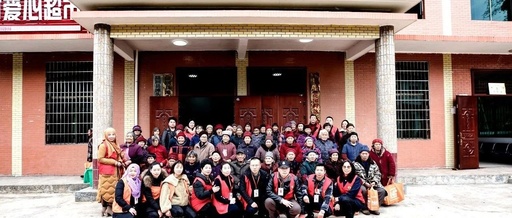 隆回“红心林”在滩头镇花园村开展“情暖古稀老人，爱心棉衣捐赠”活动