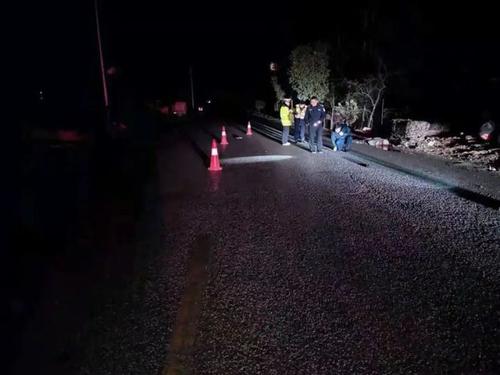 隆回发生一起皮卡车与挂车相撞，多人受伤被困