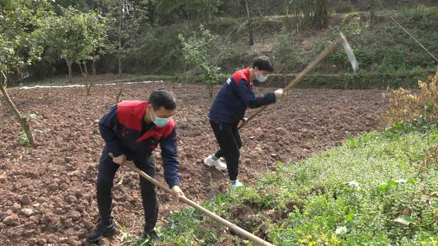 爱心企业送物资，助力安岳干拱村贫困群众复产