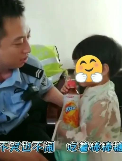 早高峰小女孩在路边无人照看，安岳交警挺身而出……