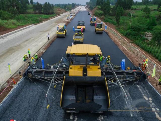 冲刺年底通车！成资渝高速首个双向六车道沥青试验段铺筑成功