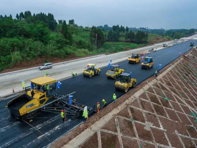 冲刺年底通车！成资渝高速首个双向六车道沥青试验段铺筑成功