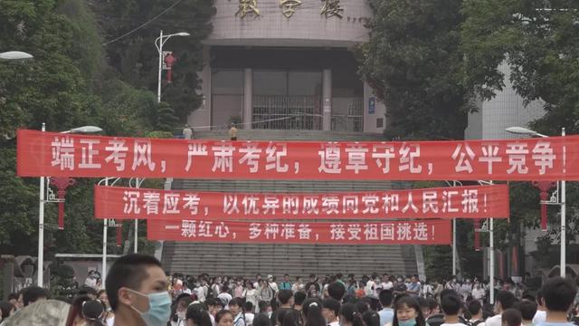 安岳6085名考生今日奔赴考场，考场外他们暖心助考