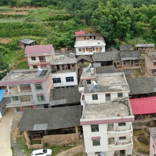 隆回荷田那村民家中的水潭，水越来越大了！