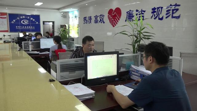 我县部分市县政协委员视察全民参保计划实施情况