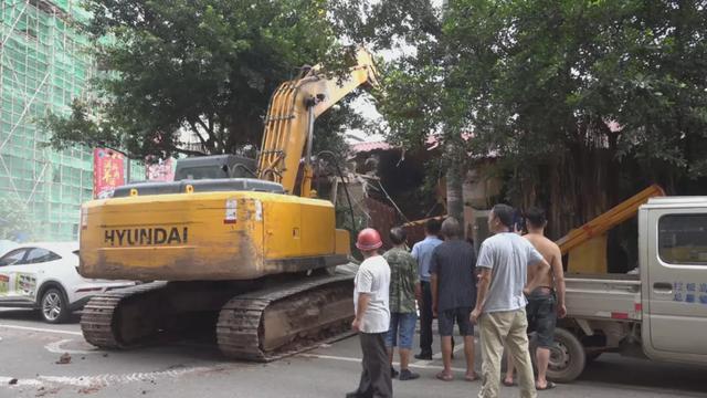 重拳出击！县城东大街的两处违法建筑被拆除