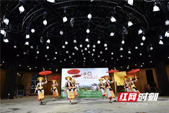 　　活动现场展示瑶族特色舞蹈。