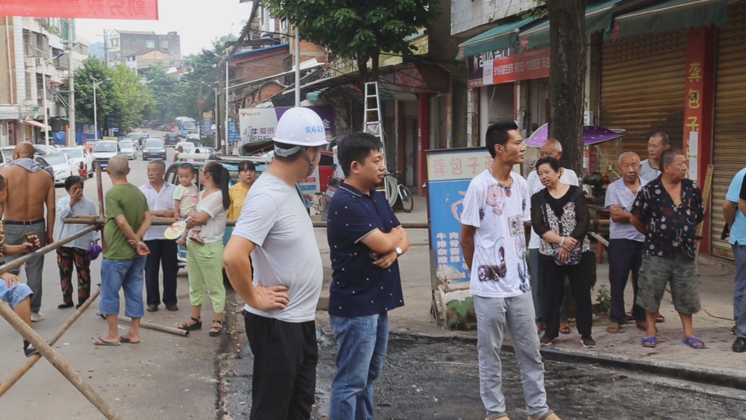 通贤场镇有三条街大变样，不仅铺了油路，路灯更亮，绿化更美