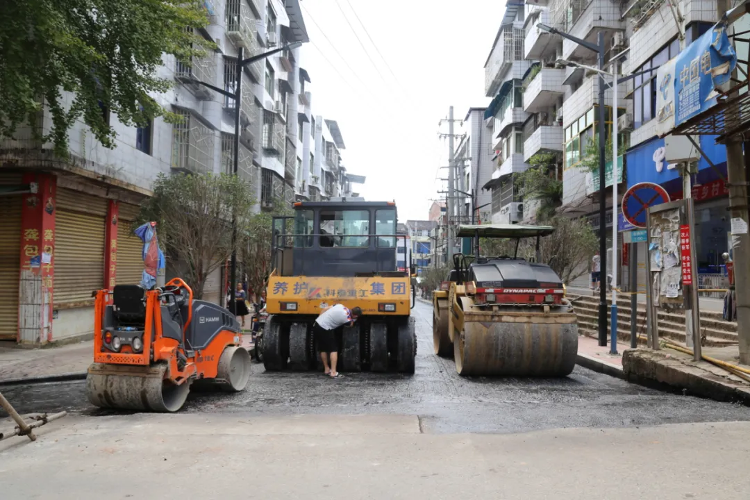 通贤场镇有三条街大变样，不仅铺了油路，路灯更亮，绿化更美