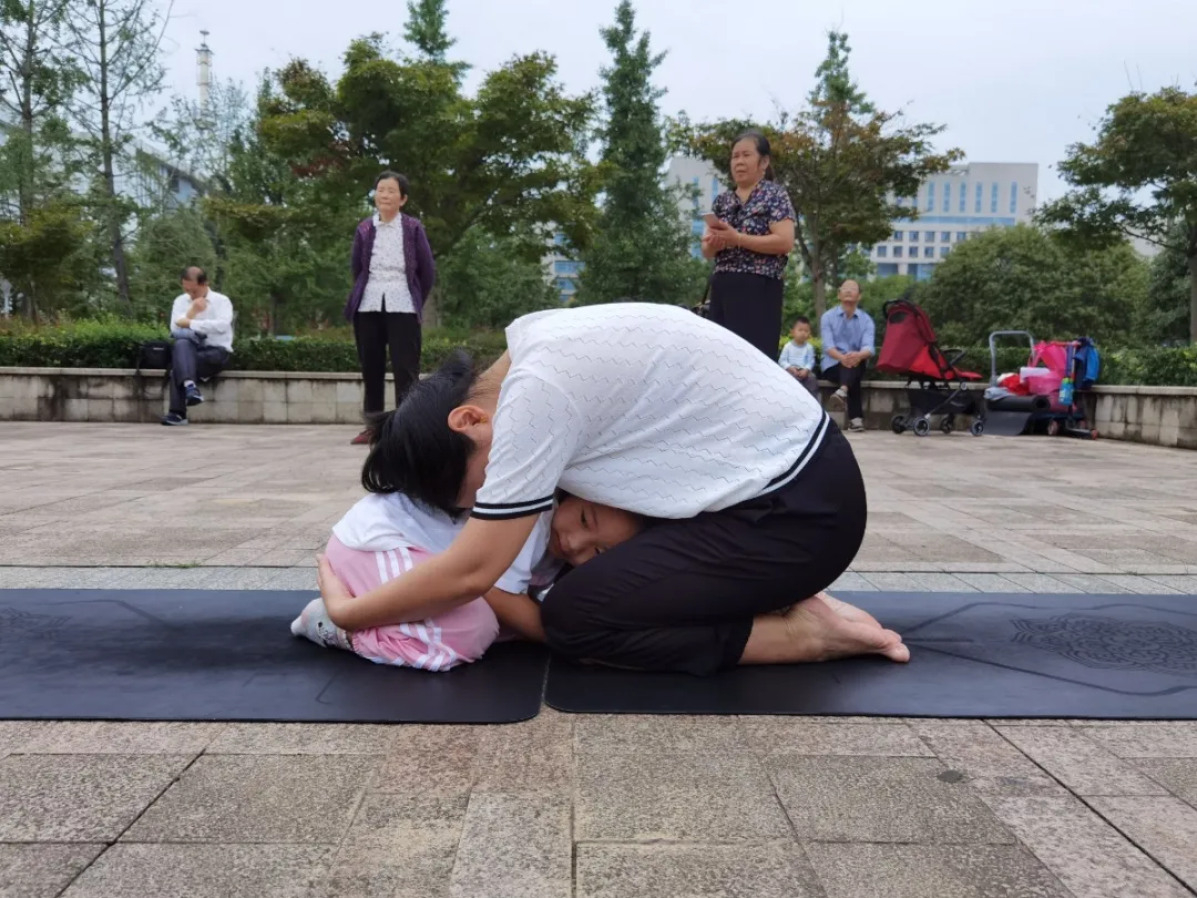 比心世柠会?当好东道主丨亲子瑜伽暨文明城市创建宣传活动助力“世柠会”