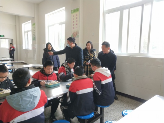 龙台镇初级中学：学生营养餐，安全重泰山