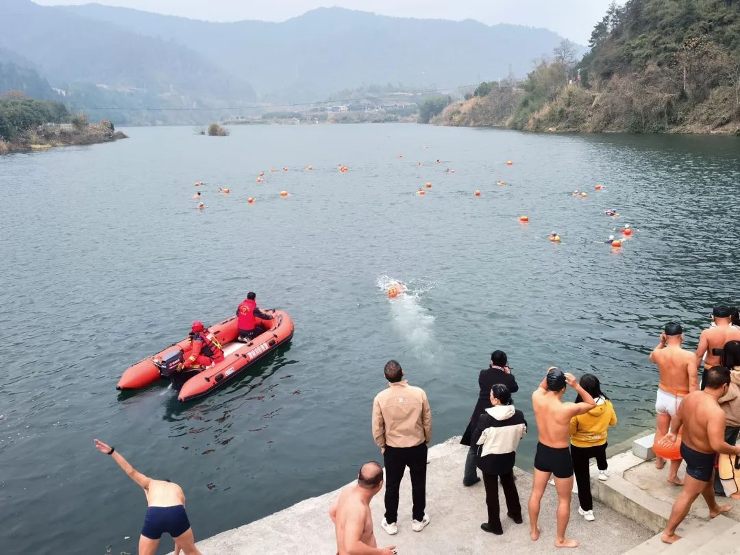 洪江市、城步县、靖州等近百人跳入巫水河中冬泳…