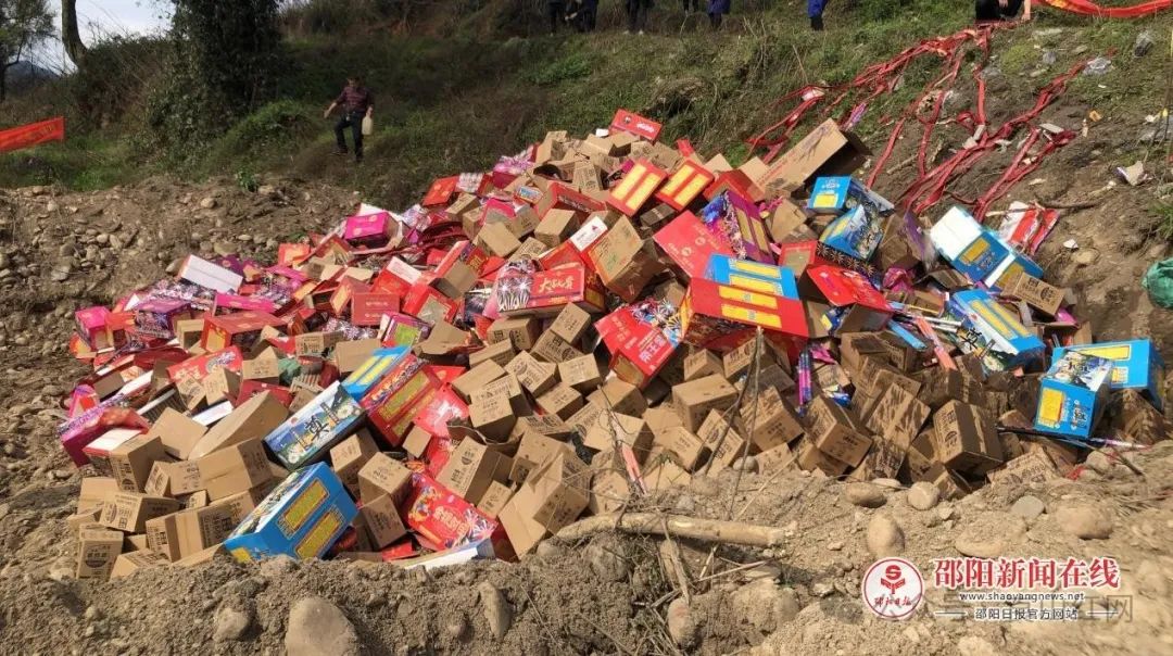新宁县集中销毁三千余件非法烟花爆竹，价值超十万