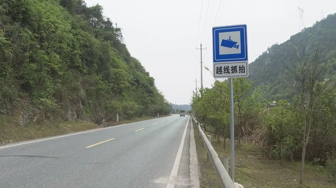 洞口县三路段启用监控设备抓拍机动车违法行为