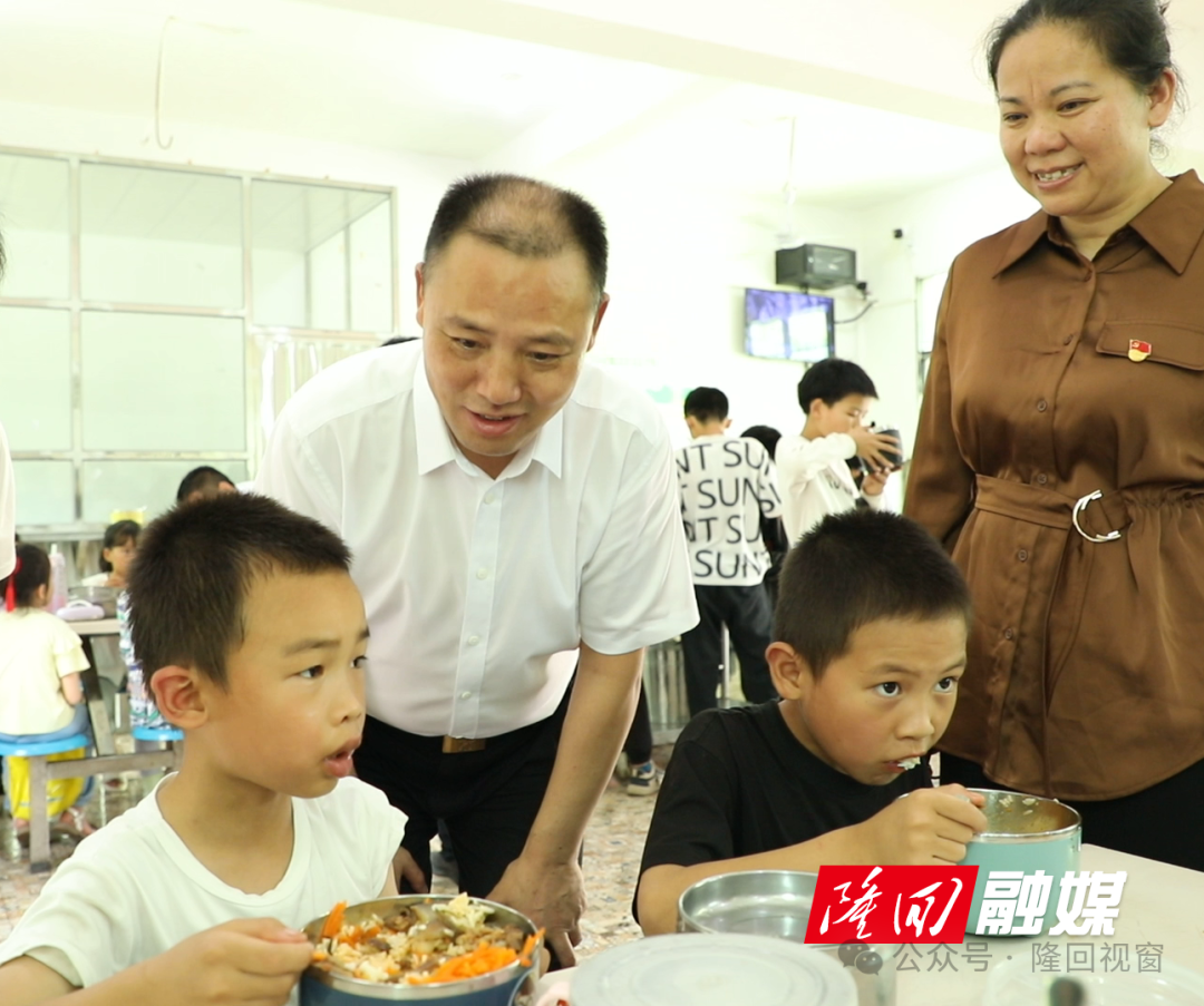 刘厚见到山界回族乡调研，与学生共进午餐