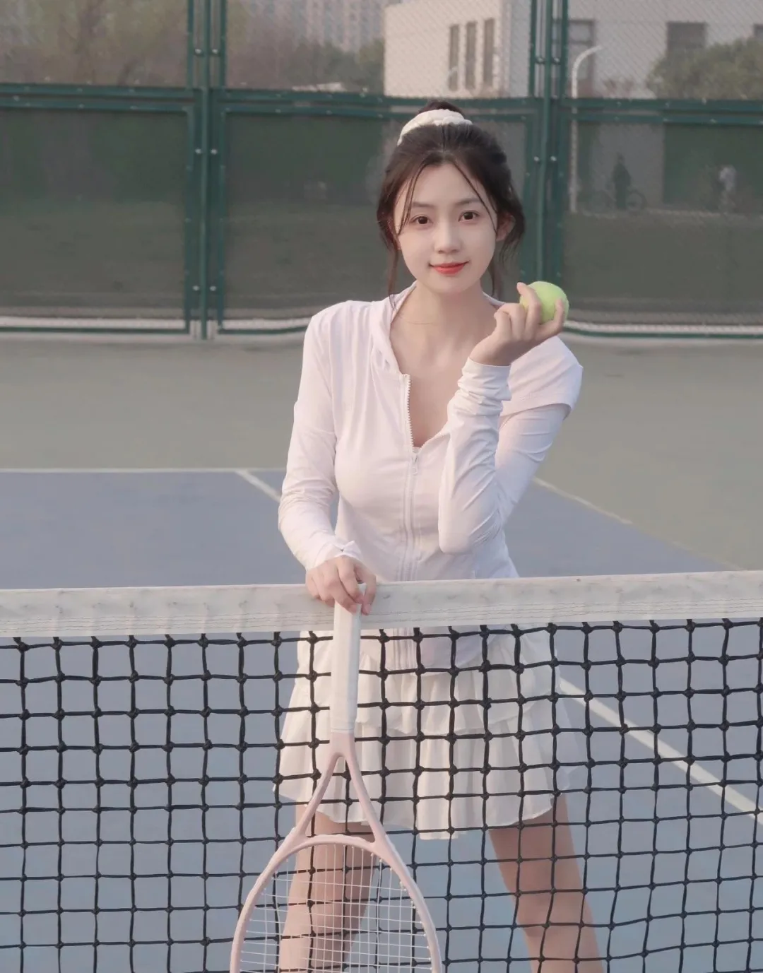 打网球的少女，如此温柔如何下手？