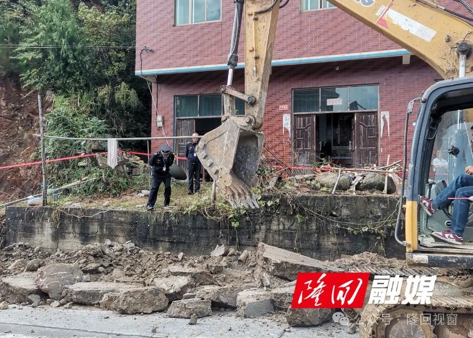 隆回强制拆除一处公路违法构筑物，助力县域经济发