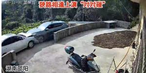 隆回一村路两车对对碰，看着都痛...